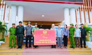 Bộ Công an hỗ trợ người dân tỉnh Đắk Lắk khắc phục hậu quả cơn bão số 13