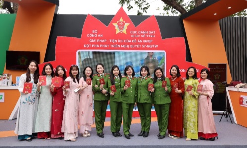 Khu trưng bày các giải pháp tiện ích của Đề án 06/CP trong khuôn viên sự kiện “Vinh quang Công an nhân dân Việt Nam” của Cục Cảnh sát QLHC về TTXH, Bộ Công an