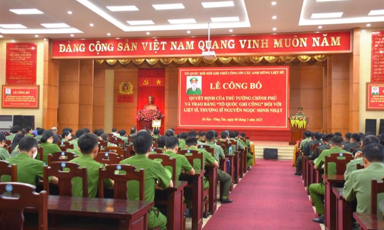 Trao bằng Tổ quốc ghi công cho thân nhân Liệt sĩ, Thượng sĩ Nguyễn Ngọc Minh Nhật