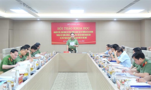 Vận dụng và phát triển sáng tạo tư tưởng Hồ Chí Minh trong xây dựng Công an nhân dân