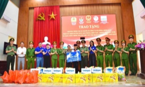 LỰC LƯỢNG CẢNH SÁT TRẬT TỰ, CẢNH SÁT PHẢN ỨNG NHANH HỌC TẬP VÀ LÀM THEO TẤM GƯƠNG ĐẠO ĐỨC HỒ CHÍ MINH VỀ TÌNH YÊU THƯƠNG CON NGƯỜI