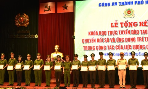 Lễ tổng kết khoá học trực tuyến đào tạo kỹ năng số, chuyển đổi số và ứng dụng  trí tuệ nhân tạo (AI) trong công tác của lực lượng Công an Thủ đô