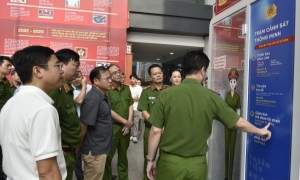 Đồng chí Thượng tướng Nguyễn Văn Long - Thứ trưởng Bộ Công an làm việc tại Cục Cảnh sát quản lý hành chính về trật tự xã hội.
