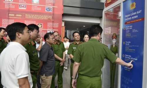 Đồng chí Thượng tướng Nguyễn Văn Long - Thứ trưởng Bộ Công an làm việc tại Cục Cảnh sát quản lý hành chính về trật tự xã hội.