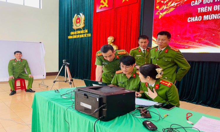 CÔNG AN TỈNH ĐẮK LẮK ĐỒNG LOẠT RA QUÂN TRIỂN KHAI CAO ĐIỂM CẤP ĐỔI THẺ ĐẢNG VIÊN GẮN CHIP CHÀO MỪNG ĐẠI HỘI ĐẢNG CÁC CẤP