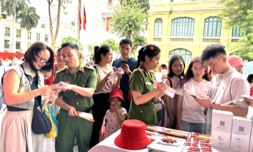 Cục Cảnh sát Quản lý hành chính về trật tự xã hội tổ chức hướng dẫn người dân sử dụng “Bình dân học vụ số” tại Ngày hội Bình yên ở phố đi bộ Hồ Gươm
