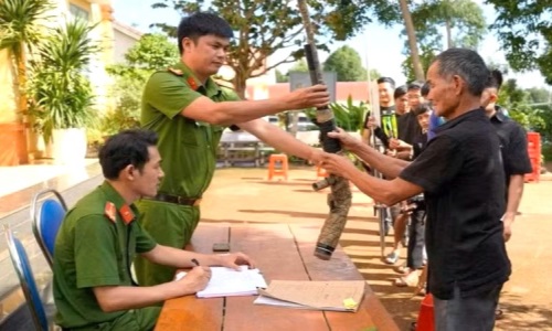 Gia Lai đẩy mạnh thu hồi vũ khí vật liệu nổ, công cụ hỗ trợ