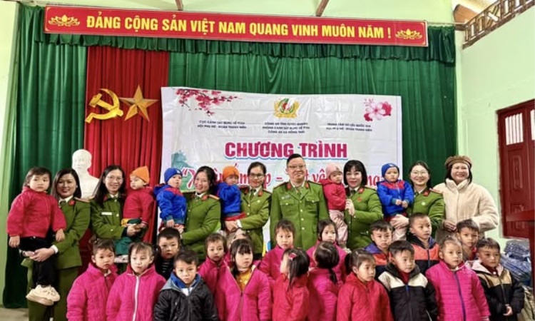 HỘI PHỤ NỮ CỤC CẢNH SÁT QLHC VỀ TTXH TỔ CHỨC CHƯƠNG TRÌNH “XUÂN ẤM ÁP - TẾT YÊU THƯƠNG” NĂM 2026