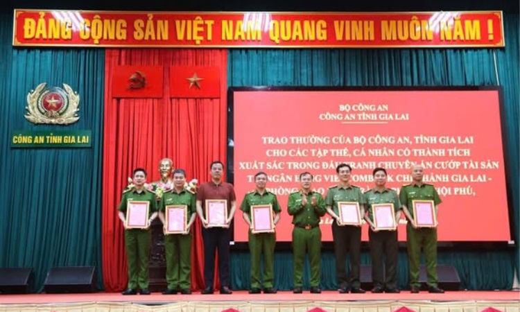 Biểu dương chiến công xuất sắc của Công an các đơn vị, địa phương trong vụ bắt giữ 02 đối tượng cướp ngân hàng tại tỉnh Gia Lai.