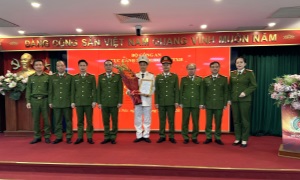 CÔNG BỐ QUYẾT ĐỊNH ĐIỀU ĐỘNG, BỔ NHIỆM ĐỒNG CHÍ PHÓ CỤC TRƯỞNG CỤC CẢNH SÁT KINH TẾ ĐẾN NHẬN CÔNG TÁC TẠI CỤC CẢNH SÁT QUẢN LÝ HÀNH CHÍNH VỀ TRẬT TỰ XÃ HỘI