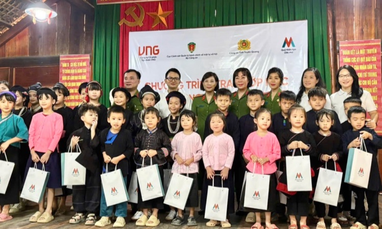 LỄ KHÁNH THÀNH, TRAO TẶNG CÔNG TRÌNH LỚP HỌC VÀ TRANG THIẾT BỊ HỌC TẬP TẠI TỈNH TUYÊN QUANG