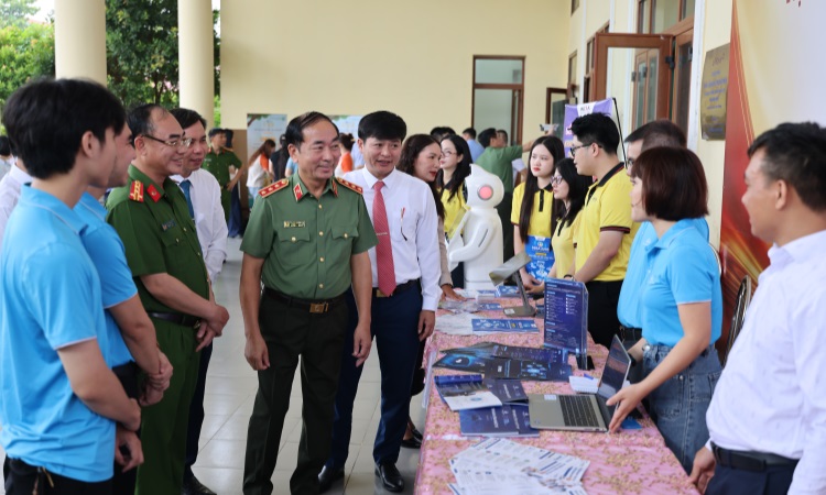 Cục Cảnh sát quản lý hành chính về trật tự xã hội triển khai mô hình chuyển đổi số cấp xã đầu tiên tại xã Quang Thiện, tỉnh Ninh Bình