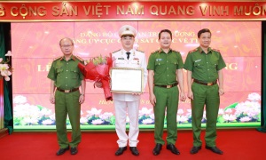 TRAO TẶNG HUY HIỆU ĐẢNG VÀ CÔNG BỐ CÁC QUYẾT ĐỊNH VỀ CÔNG TÁC CÁN BỘ TẠI CỤC CẢNH SÁT QLHC VỀ TTXH