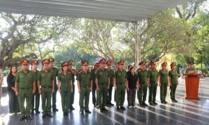 Đoàn công tác Cục Cảnh sát QLHC về TTXH dâng hương tưởng niệm các Anh hùng liệt sĩ tại Điện Biên