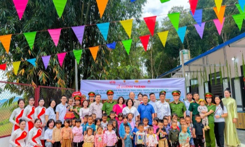 CỤC CẢNH SÁT QLHC VỀ TTXH BÀN GIAO CÁC CÔNG TRÌNH TRƯỜNG HỌC, NHÀ BÁN TRÚ TẠI XÃ XA DUNG, TỈNH ĐIỆN BIÊN